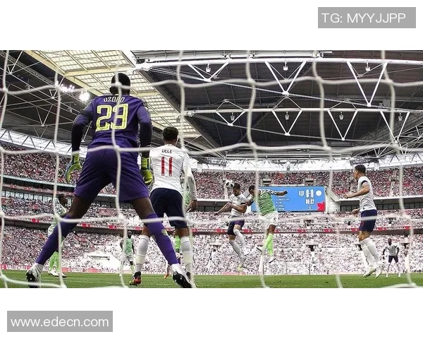 足球巨星远射破门瞬间展现力量与技巧震撼全场观众